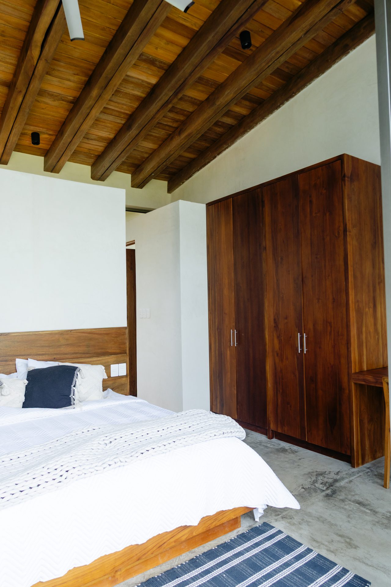 Bedroom with teak wall feature, Mar del Sol Playa Coyote