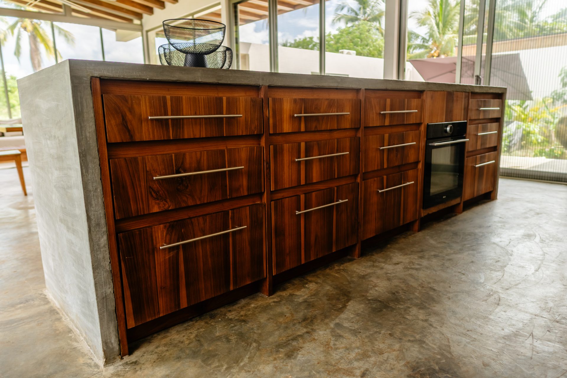 Support kitchen in concrete and teak adjacent to the main kitchen, Mar del Sol