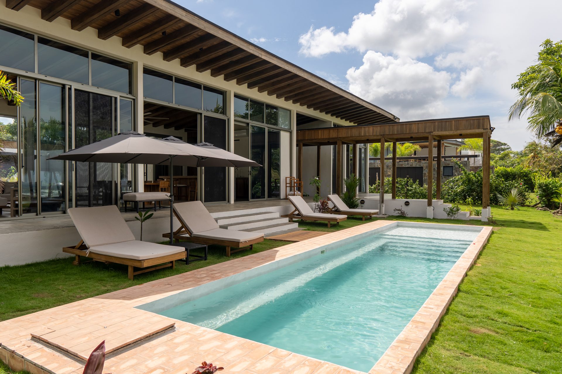 Pool with loungers at Mar del Sol beachfront family villa, Playa Coyote